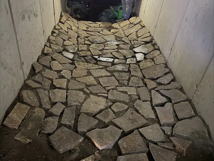 Dláždenie dna podchodu