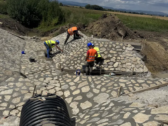 Opevnenie okolo priepustu